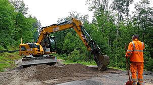 Ein Bagger entfernt die provisorische Asphalttragschicht. Foto: Limberger-Andris
