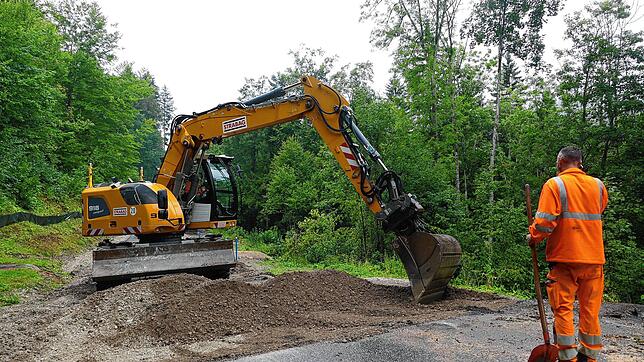 Ein Bagger entfernt die provisorische Asphalttragschicht. Foto: Limberger-Andris