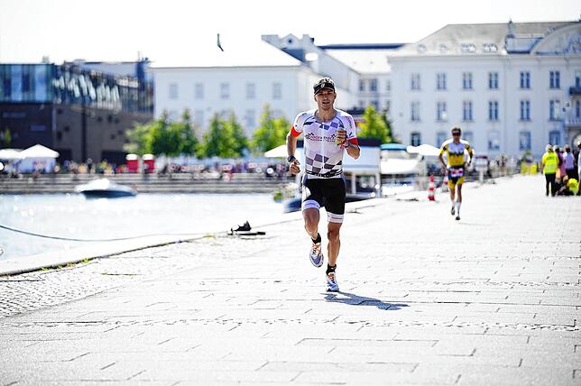 Die abschließende Marathonstrecke absolviert Dominic Sowieja in Kopenhagen in 2:47:16 Stunden, was einer Durchschnittsgeschwindigkeit ...