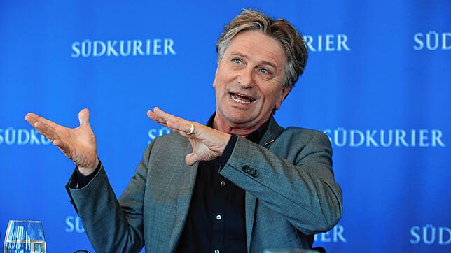 Gestenreich: Manfred Lucha, Landesminister für Soziales, Gesundheit und Integration, beim Redaktionsgespräch im SÜDKURIER-Medienhaus in ...