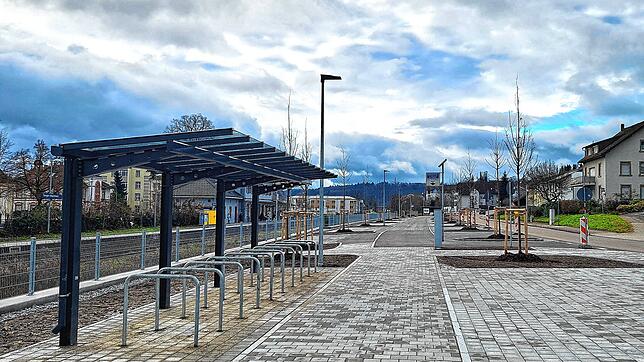 Der neue Park-and-Ride-Platz am Bahnhalt in Tiengen bietet überdachte Fahrradbügel und Parkplätze. Bild: Stadtverwaltung Waldshut-Tiengen