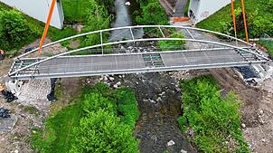 Parallel zur Bahnlinie Waldshut-Tiengen (oberer Bildrand) schwebt die 35 Meter lange Neuwiesenbrücke, eine Stahlbogenbrücke, über der ...