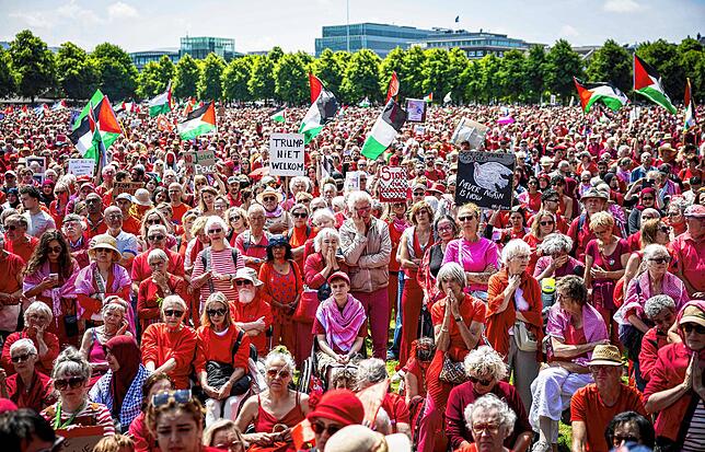 Zehntausende von Menschen, die in Rot gekleidet waren, marschierten am 15. Juni 2025 durch die Straßen von Den Haag, um mehr Aktionen ...