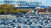 Autos stehen auf dem Gelände vom BLG Autoterminal Bremerhaven. Die Einführung neuer Zölle durch US-Präsident Trump verteuert die Autos ...