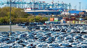 Autos stehen auf dem Gelände vom BLG Autoterminal Bremerhaven. Die Einführung neuer Zölle durch US-Präsident Trump verteuert die Autos ...