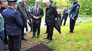 Askin Bingöl (v.l.) der Polizeivizepräsident Präsidium Ulm, Bundesverkehrsminister Patrick Schnieder, Bahnchef Richard Lutz und Winfried ...