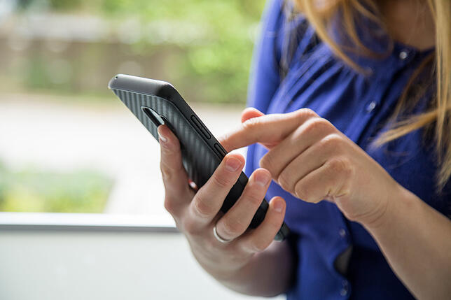 Allein mit dem Smartphone? Das täuscht. Viele Webseiten und Apps überwachen die Gerätenutzung, wo sie können.