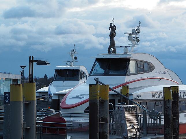 Die Katamarane nach Friedrichshafen liegen fest vertäut im Hafen, sie werden wegen des Sturm den ganzen Tag nicht fahren können.