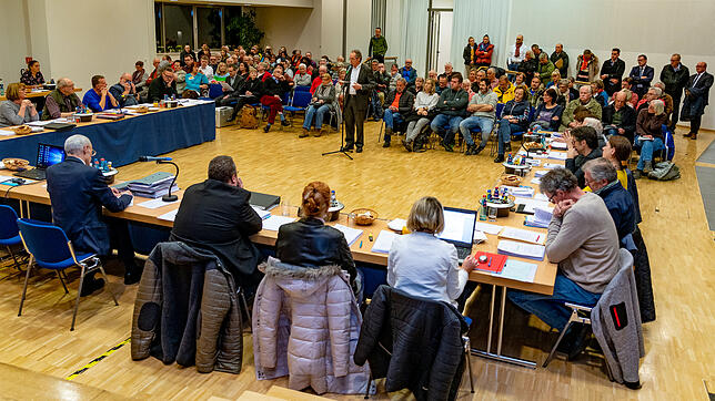 Drei Stunden nach Sitzungsbeginn &ndash; um 21.45 Uhr &ndash; fällt schließlich die Entscheidung des Gemeinderats für eine Ansiedlung ...