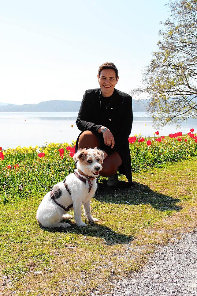 Wilma und ihre Besitzerin Anette Abdessemed am Radolfzeller Seeufer. Die kleine Hündin ist aus Rumänien und wurde als Straßenhund ...
