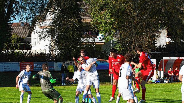 Betrieb im Strafraum: Die beiden Grießener Frederik Gisinger (hinten in rot) und Tobias Maier (Mitte) werden von der fast kompletten ...