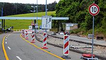 Vor der Grenzzollanlage in Neuhaus herrscht gerade Baustelle. Die Fahrbahn ist nur einspurig und mit Tempo 10 Stundenkilometern zu ...