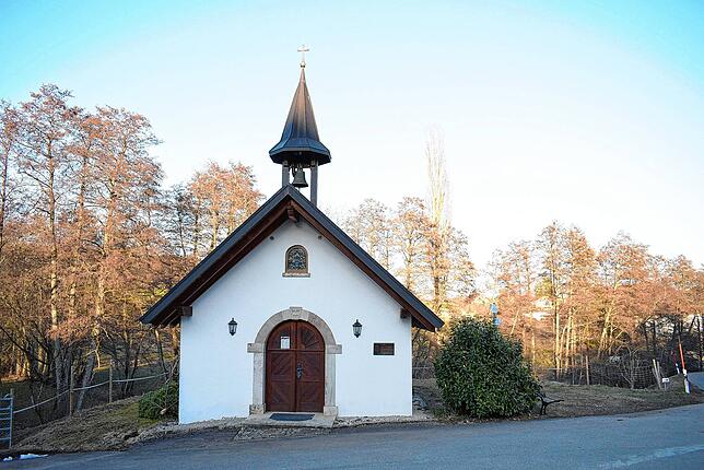 Die Antonius Kapelle an der Ortsdurchfahrt Richtung Buggenried wurde 1997 auf Privatinitiative gebaut. Alwin Albrecht und die damaligen ...