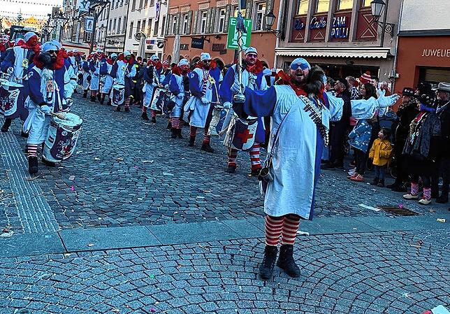 Jörg Uhrig (vorne) mit dem Trommlerzug der Glonki-Gilde an der Fasnet 2023, Für die kommene Fasnet suchen die Trommle rnoch ein Stüble. ...