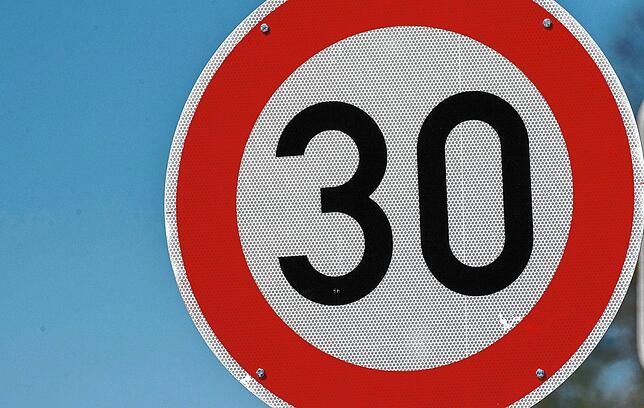 Das Verkehrsschild gibt eine zulässige Höchstgeschwindigkeit von 30 Kilometern pro Stunde an.