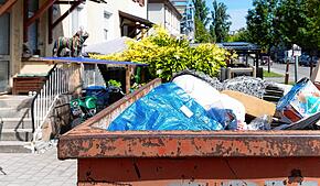 Nur noch Müll: Eine volle Müllkippe mit Hausrat, der durch Wassereintritt unbrauchbar geworden ist.