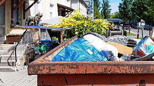 Nur noch Müll: Eine volle Müllkippe mit Hausrat, der durch Wassereintritt unbrauchbar geworden ist.