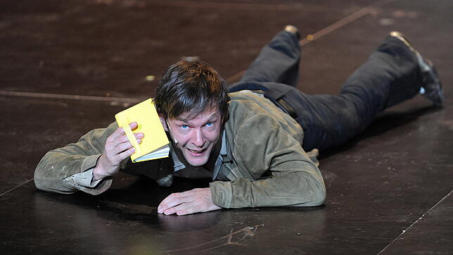 Schauspieler Sebastian Rudolph hält das gelbe Reclam-Heftchen in der Hand. 2011 wurde Nicolas Stemanns Inszenierung von Goethes Faust I ...
