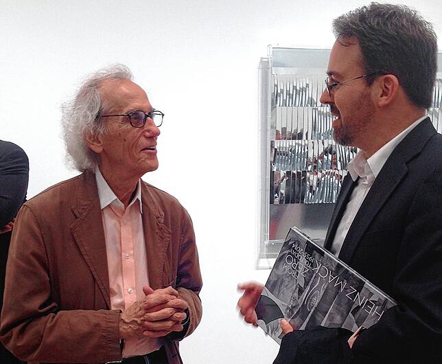 Christo im Gespräch mit dem Konstanzer Galeristen Stephan Geiger 2014 in New York.