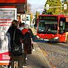 Ein Bus der Stadtwerke fährt an einer Haltestelle vor.