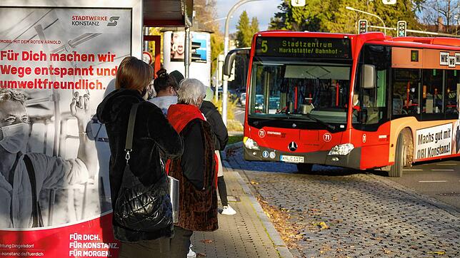 Ein Bus der Stadtwerke fährt an einer Haltestelle vor.
