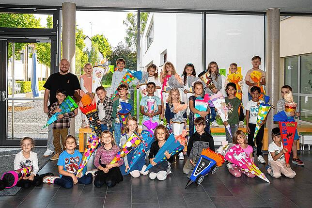 Die Klasse 1b der Peter-Thumb-Schule Hilzingen mit ihrem Klassenlehrer Simon Wolff.