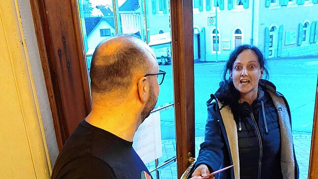 In letzter Sekunde gibt eine Briefwählerin Punkt 18 Uhr in Bonndorf bei Wahlhelfer Felix Schüle ihren Stimmzettel ab. Bild: Ingo Günther