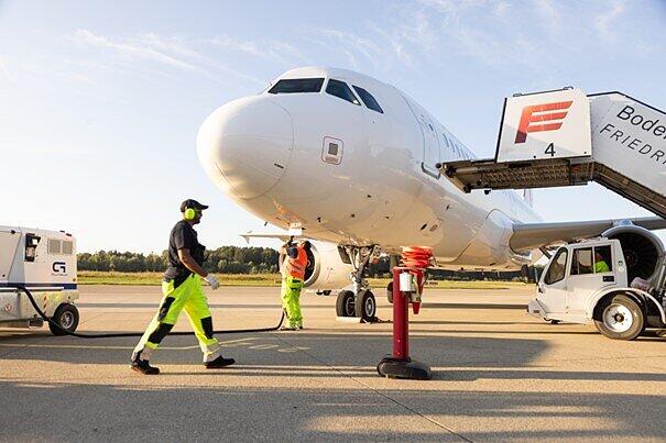 Eine Maschine steht auf dem Flugfeld in Friedrichshafen.