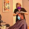 Sascha Wössner gehörte zu den ersten Kunden, die sich am Montag im Naturhaarstudio die Haare schneiden ließen. Friseurin Anja Bäsch und ...