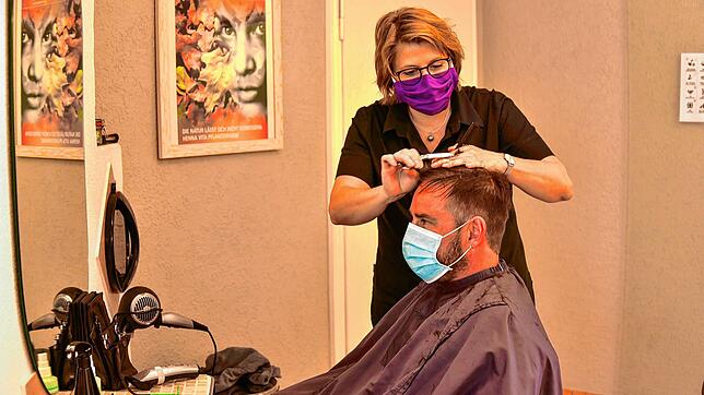 Sascha Wössner gehörte zu den ersten Kunden, die sich am Montag im Naturhaarstudio die Haare schneiden ließen. Friseurin Anja Bäsch und ...