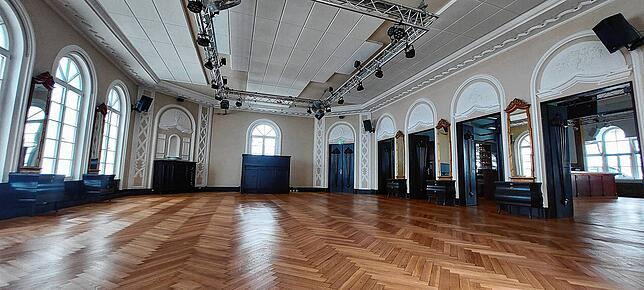Der Spiegelsaal erstrahlt in neuem Glanz. Böden, Wände, Technik und viele weitere Details wurden in den vergangenen Monaten von Grund ...