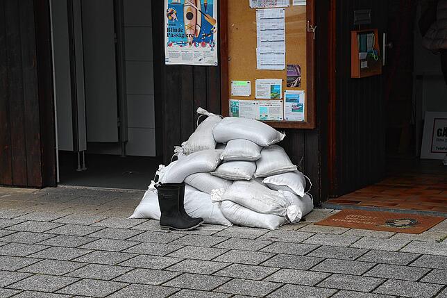 Sandsäcke, die (noch) nicht gebraucht werden. Gummistiefel können an manchen Stellen auf der Insel Reichenau dennoch von Vorteil sein.