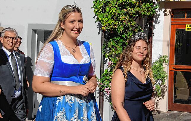 Einzug auf den Schlossplatz in Meersburg mit (von links): Bürgermeister Robert Scherer, der scheidenden Weinprinzessin Angela Staneker ...
