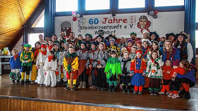 Am Ende des Kinder-Zunftmeisterempfangs stellen sich die Vertreter der 17 Zünfte zu einem gemeinsamen Gruppenbild, bevor es dann mit ...