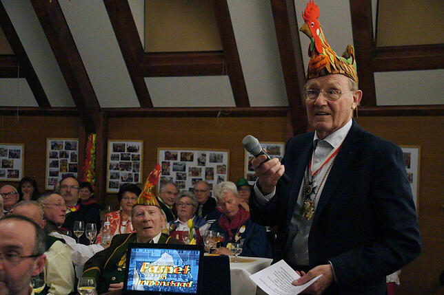 Hansjörg Holderied hat aus Fotos, Super 8 und Videoaufnahmen eine zauberhafte Präsentation gemacht, die das Publikum im Saal restlos ...