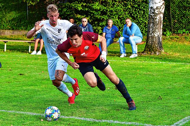 Comeback: Nach langer Verletzungspause meldete sich Thomas Wehrle (rechts, gegen Wittlingens Yannik Böhler) beim FC Hochrhein gleich mit ...