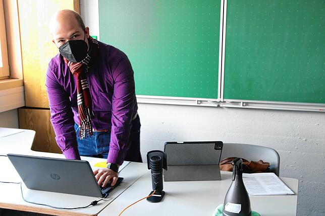 Auf dem Lehrerpult von Daniel Hohe stehen Dokumentenkamera, Laptop, Mikrofon, Tablet und Desinfektionsmittel bereit.