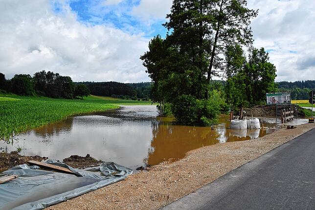 Bild 20: Land unter, Straße unter: Bilder von der überfluteten Brücken-Baustelle auf der L194 beim Freibad