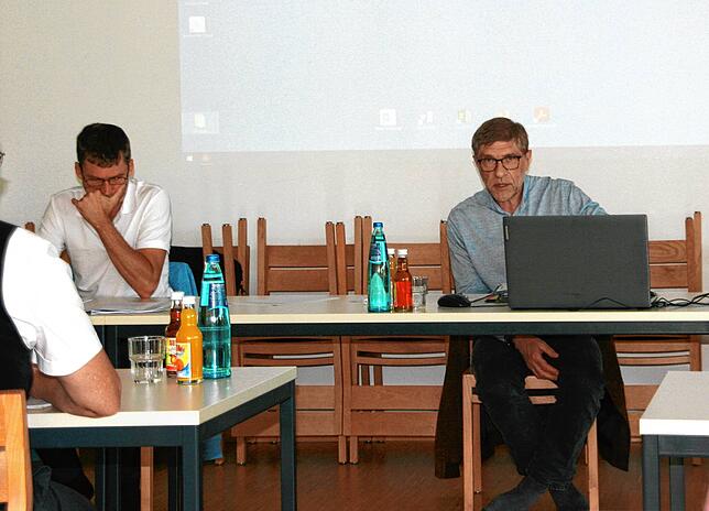 Bürgermeister Georg Eble (rechts) verabschiedete in der jüngsten Sitzung mit den Gemeinderäten die Verlängerung des Bahnsteigs.