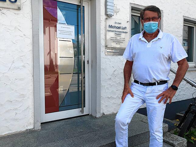 Michael Luft versucht die Patienten, die skeptisch gegenüber einer Corona-Impfung sind, mit objektiven Fakten, die die Wirksamkeit der ...