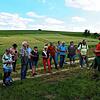 Landwirt Stefan Leichenauer erklärt den Gästen der Aktion &bdquo;Der SÜDKURIER öffnet Türen&ldquo; seine Art der Bodenverbesserung.