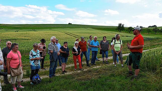 Landwirt Stefan Leichenauer erklärt den Gästen der Aktion &bdquo;Der SÜDKURIER öffnet Türen&ldquo; seine Art der Bodenverbesserung.