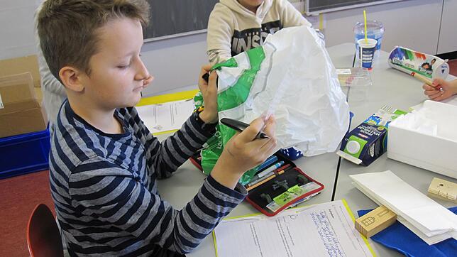 Mit dem Thema Plastikmüll befassen sich gegenwärtig die Grundschüler der Lucian-Reich-Schule. Auf dem Bild ist der Schüler Ari zu sehen.
