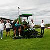 Sind stolz auf den bundesligatauglichen Rasen beim SV Aasen: Rainer Hall (1. Vorsitzender), Beate Stolz (Beisitzerin und ...