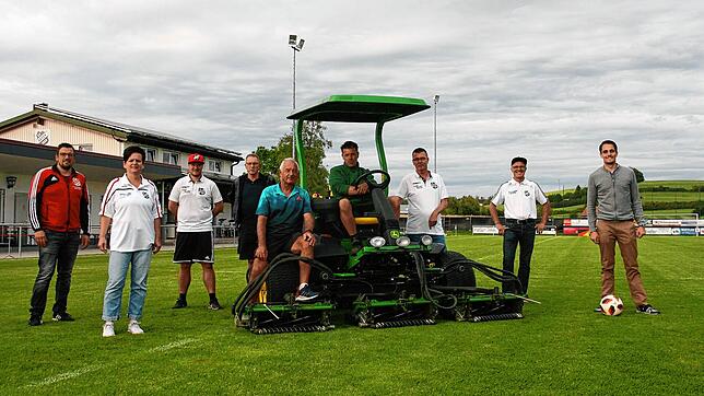 Sind stolz auf den bundesligatauglichen Rasen beim SV Aasen: Rainer Hall (1. Vorsitzender), Beate Stolz (Beisitzerin und ...