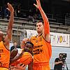 Die beiden Panthers-Spieler Chris Frazier (links) und Rytis Pipiras nehmen Bremerhavens Rene Kindzeka in die Zange. Diese intensive ...
