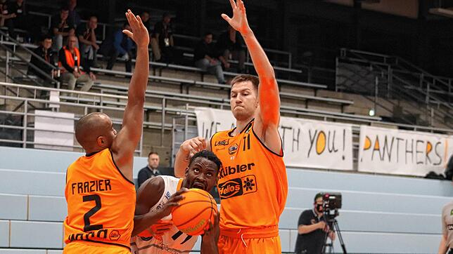 Die beiden Panthers-Spieler Chris Frazier (links) und Rytis Pipiras nehmen Bremerhavens Rene Kindzeka in die Zange. Diese intensive ...