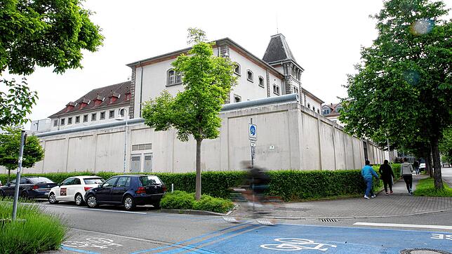 Die Justizvollzugsanstalt in Konstanz. Hier muss der 59-jährige Schwarzfahrer jetzt zwei Ersatzfreiheitsstrafen von insgesamt 60 Tagen ...