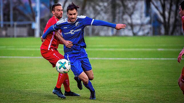 Später Ausgleich: David Mollmann (hier gegen Niko Bischoff) tankte sich in der Nachspielzeit durch und rettete dem SV Albbruck einen ...