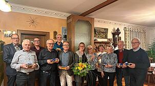 Bei der Jubiläumsfeier zum 50-jährigen Bestehen der Freien Wähler Bad Dürrheim werden Mitglieder geehrt (von links): Klaus Götz (27 ...
